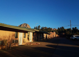 Sugar Loaf Lodge outside