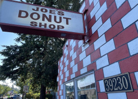 Joe's Donut Shop outside