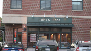 Tony's Pizza outside