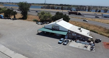 Denise's Farmers Market outside