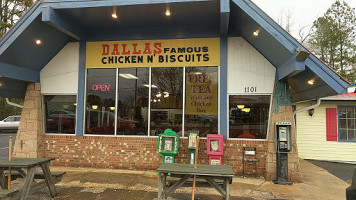 Dallas Famous Chicken outside