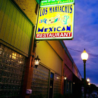 Los Mariachis Mexican outside