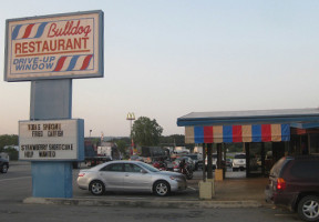 Bulldog Restaurant outside