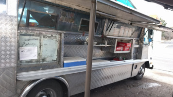 El Paricutin Food Truck outside