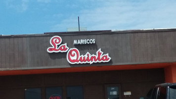 Mariscos La Quinta outside