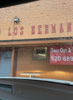 Los Hermanos Lounge outside