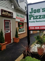 Joe's Pizza outside