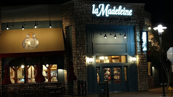 La Madeleine outside