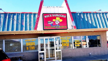 Hil's Burgers outside