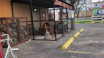 Los Juanes Mexican Bbq outside