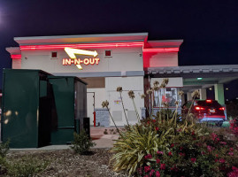 In-n-out Burger outside