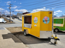 Spencer's Ice Cream outside