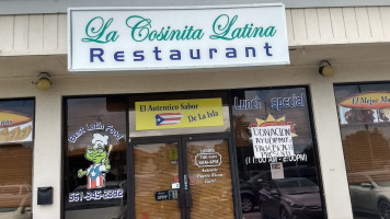 La Cosinita Latina outside