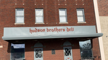 Hudson Brothers Deli outside