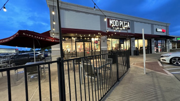 Mod Pizza outside