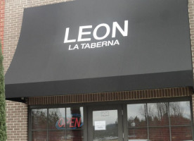 Leon La Taberna outside