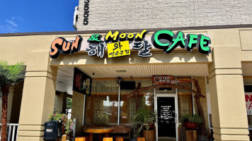 Sun Moon Cafe outside