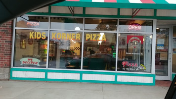 Kid's Korner Pizza outside