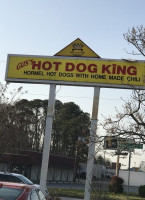 Gus' Hot Dog King outside