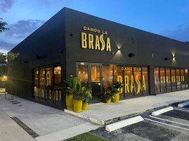 Dando La Brasa In Brickell (miami) outside