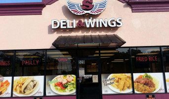 S Deli Wings food