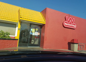 Wienerschnitzel outside