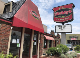 Shakey's Pizza Parlor outside