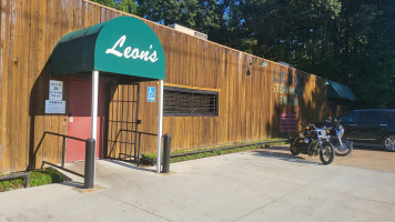 Leon's Steakhouse Saloon outside