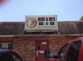 Mike Ed's -b-q outside