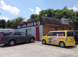 Mike Ed's -b-q outside