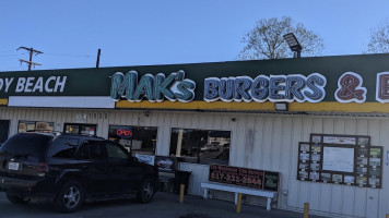 Mak's Bbq Burgers outside