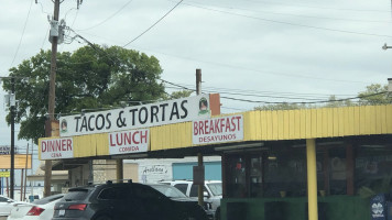 Tortas Y Tacos Estilo Hidalgo outside