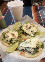 Los Tres Amigo Taqueria food