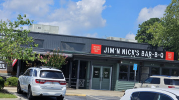 Jim 'n Nick 's outside