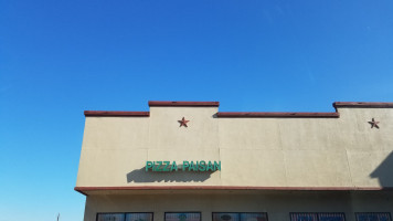 Pizza Paisan outside