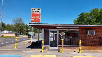 Bunyan's -b-que outside