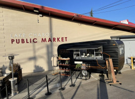 Lake Chabot Public Market outside