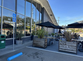 Lake Chabot Public Market outside