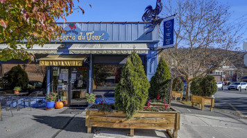 Branko's Patisserie outside