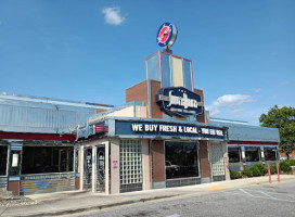 Silver Diner outside