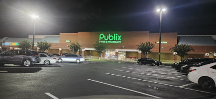 Publix Super Market Plaza outside