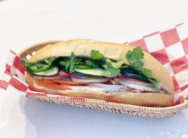 Le’s Banh Mi food