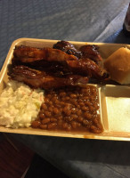 Ced's Rib Shack food