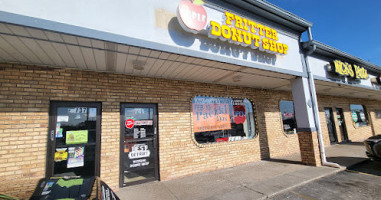 Apple Fritter Donut Shop outside