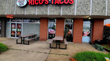 Rico's Tacos outside