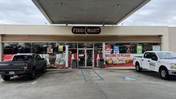 Sneaky Pete's Hotdogs Pelham Shell Station outside