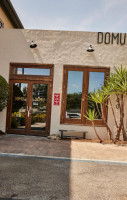 Domu outside