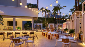 Poolside Cabanas At Viceroy Santa Monica food