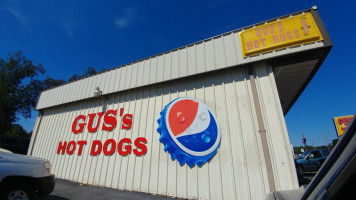 Gus's Hot Dogs outside