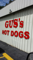 Gus's Hot Dogs outside